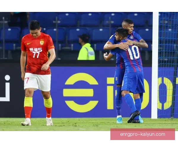 广州队在亚冠决赛中迎战对手，状态持续提升备受关注。