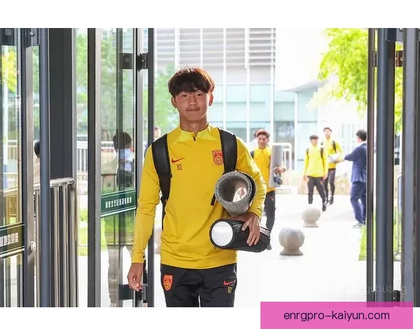 中国足球向余望，年轻球员持续提升带来新希望