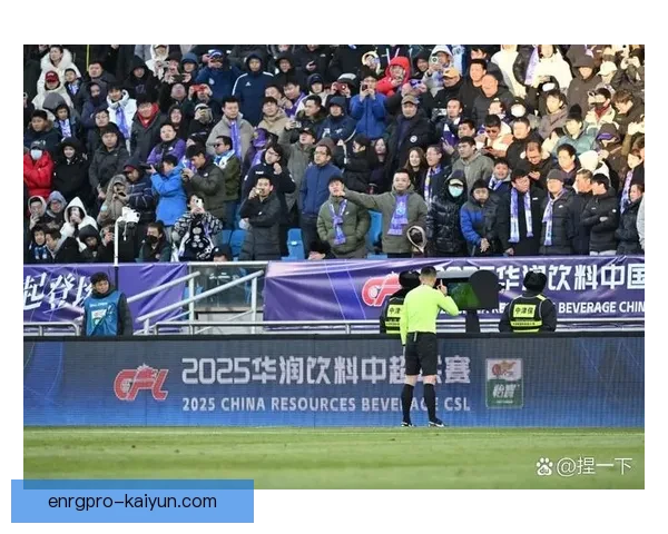 中超激战工体满员，观众热情高涨展现足球魅力